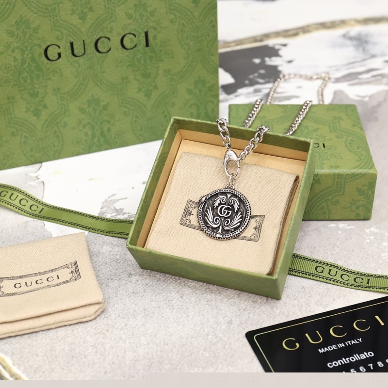G*u*i necklaces